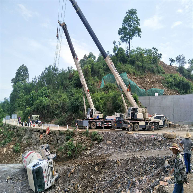 石城县汽车掉沟里叫吊车救援要多少钱